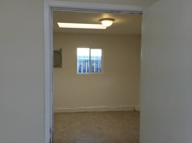 Building Photo - 1444 E Colton Ave