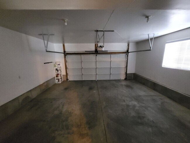 Building Photo - 5 bedroom, 3 bathroom Single Family house ...
