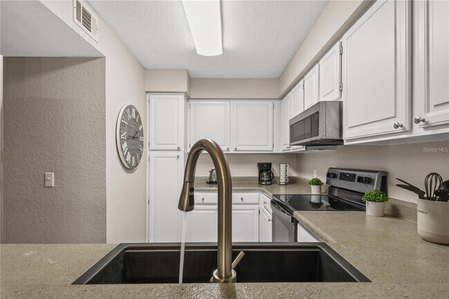 Building Photo - 13917 Fairway Island Dr