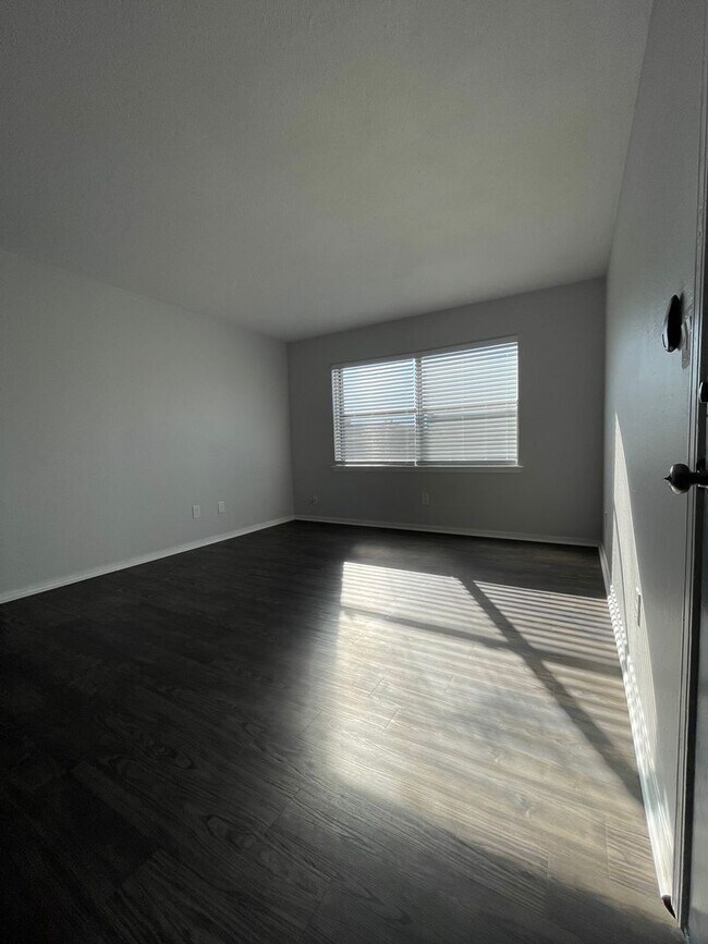 Building Photo - 4005 NW Ozmun Ave