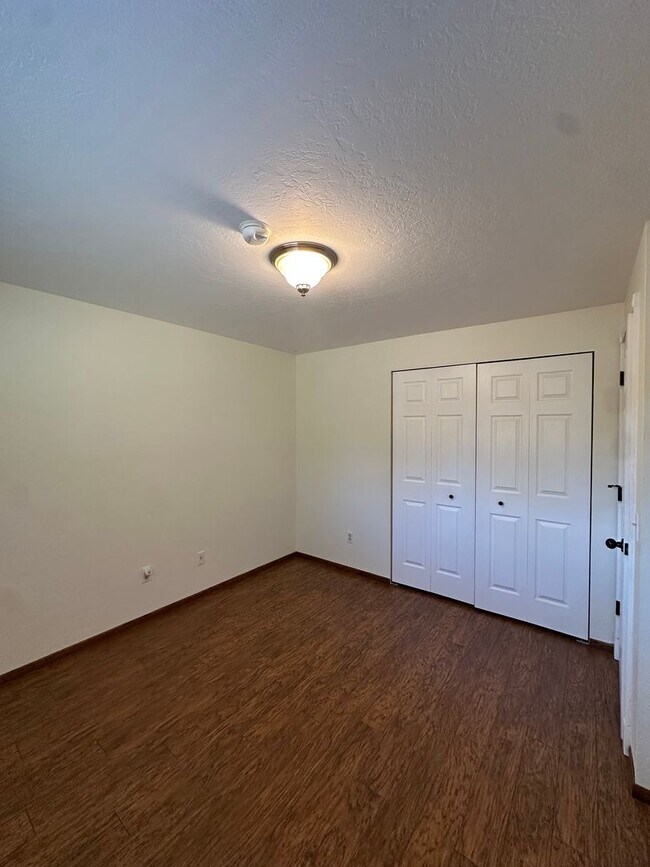 Building Photo - 3 Bed | 2 Bath | 1.17 Acres | Single-Level Home | Mountain Views
