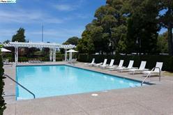 Building Photo - Spacious Lower Level Condo in Gated Community..