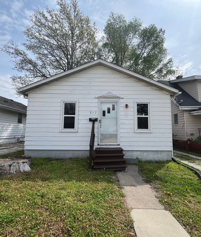 Building Photo - Three Bedroom house in Roxana