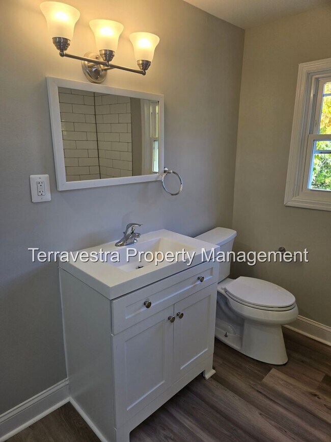 Building Photo - 209 N 3rd St