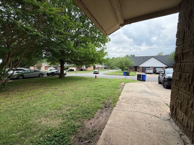 Building Photo - A 3 bed, 2 bath Duplex in Broken Arrow
