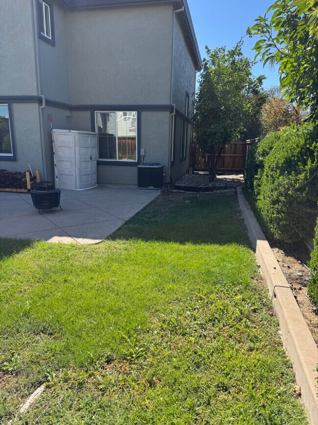 Building Photo - Beautiful 4 Bedroom, 3 Full Bath in Perfec...