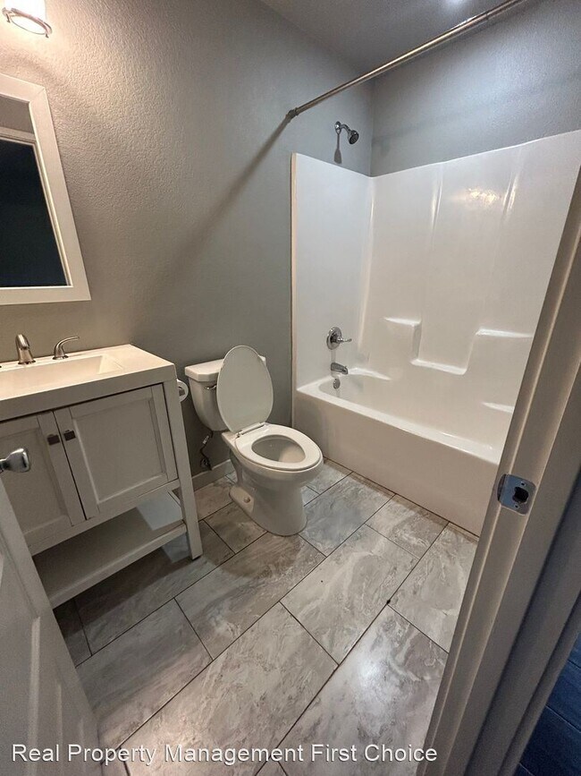 Building Photo - 2 br, 2 bath House - 411 S 18th St. Unit B