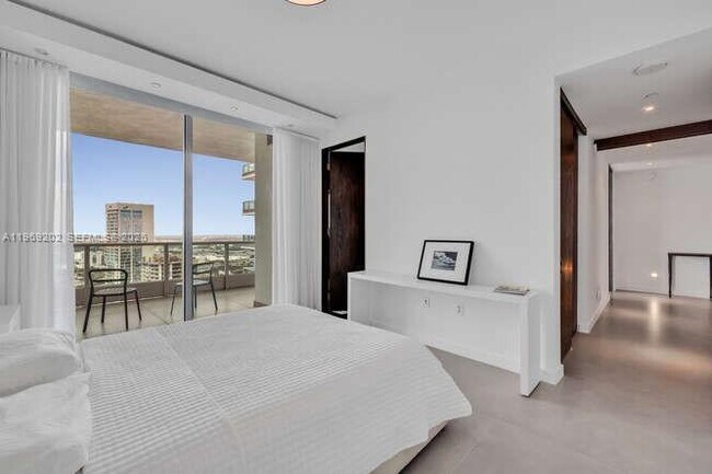 Building Photo - 900 Biscayne Blvd