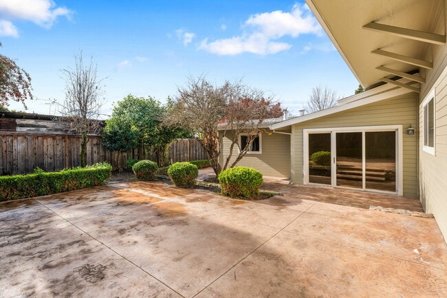 Building Photo - 824 Prince Ave