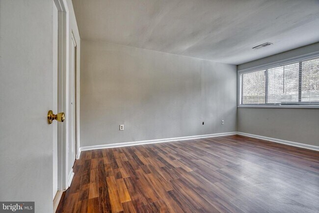 Building Photo - 140 Royal Oak Dr