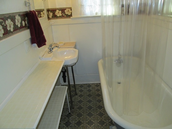 Building Photo - 3Bd/1Ba Two Story House - Available Soon!