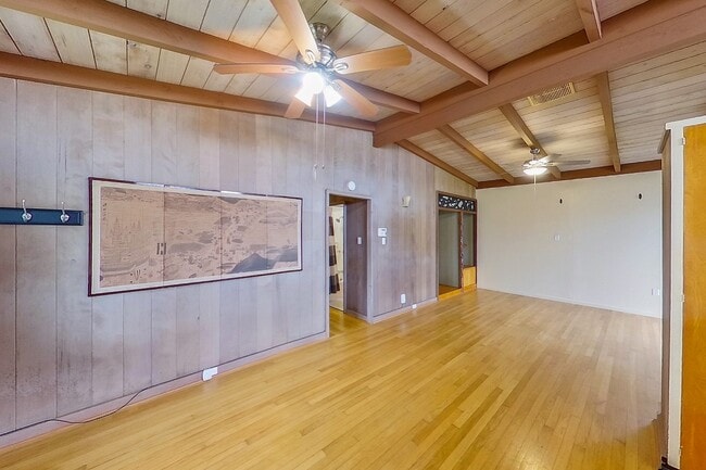 Building Photo - 2 Bed 1 Bath 1 Parking Apartment. 1 Year Lease.