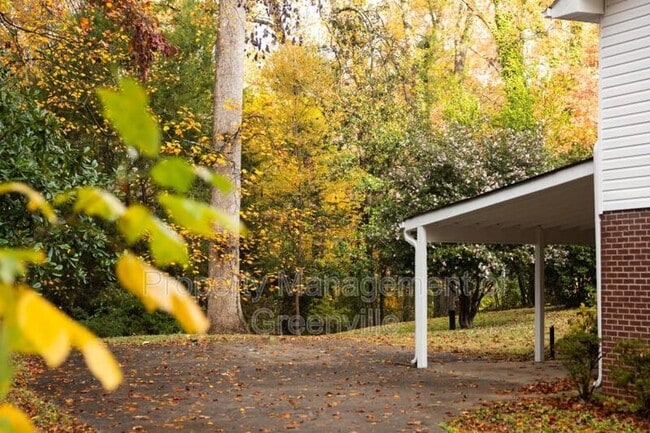 Building Photo - 304 Robin Hood Rd