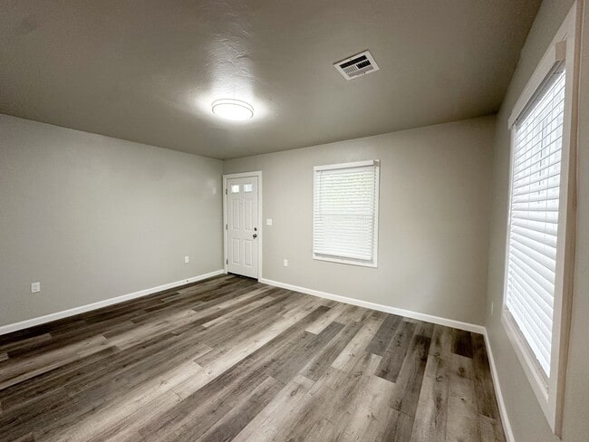 Building Photo - Updated 2 Bed 1 Bath - Large Carport and G...