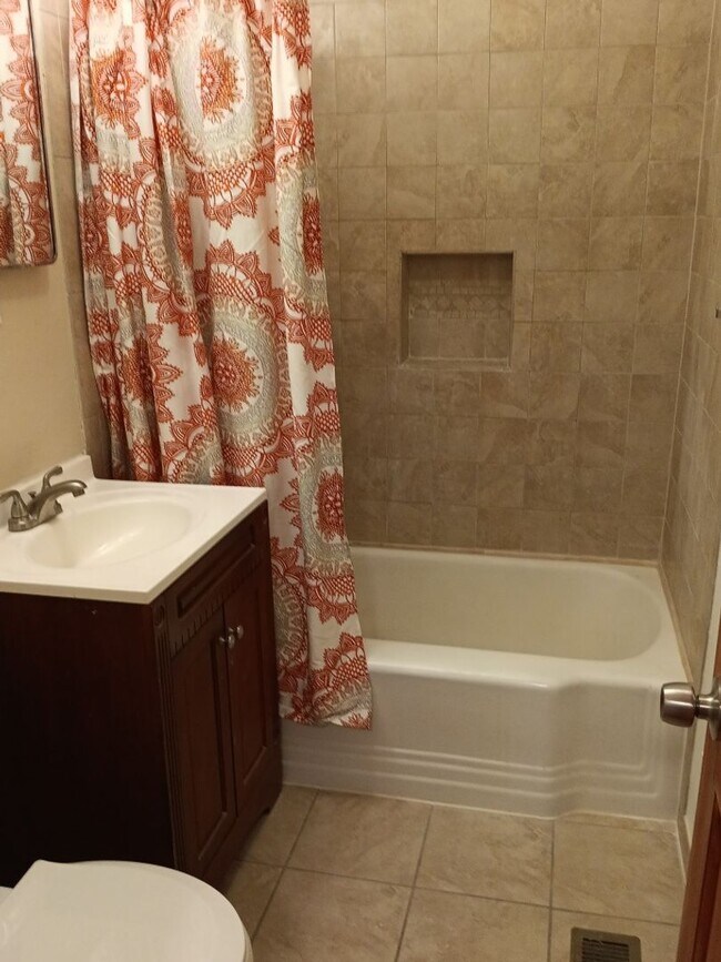 Building Photo - Charming 3-bedroom, 2-bathroom! Showings available NOW! New appliances! SPECIAL!!