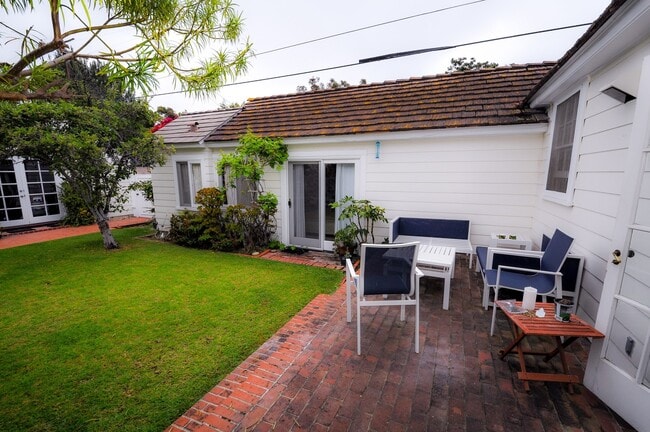 Building Photo - Beautiful 4 bedroom, 3 bath house. Available end of March. Long Term Unfurnished Rental!