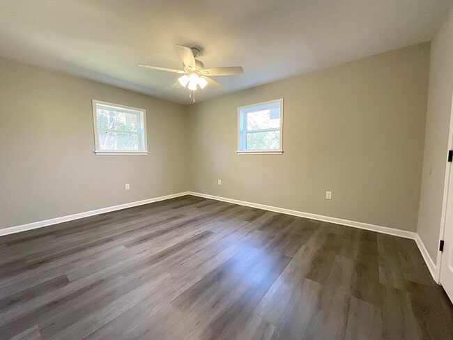 Building Photo - 713 Melody Ln