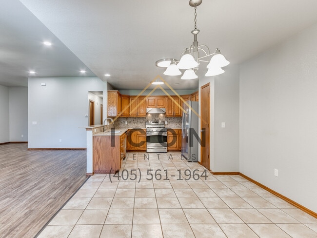 Building Photo - 313 E Plantation Terrace