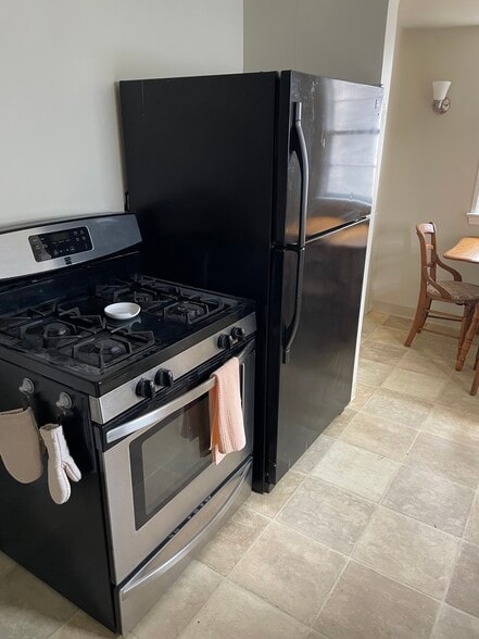 Building Photo - 829 Custer Ave