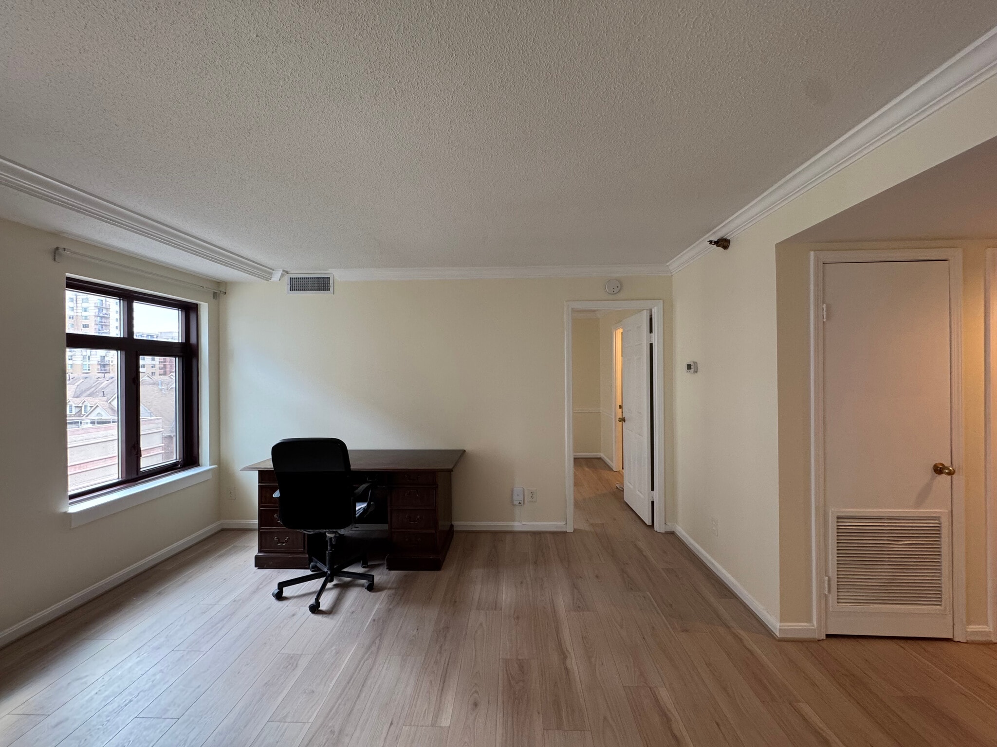 Livingroom - 2400 Clarendon Blvd