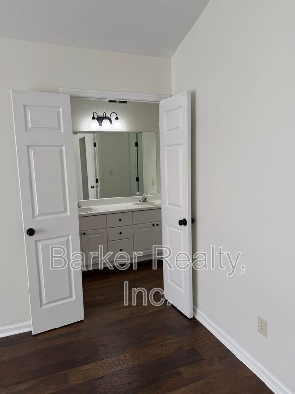 Building Photo - 704 Southampton Dr