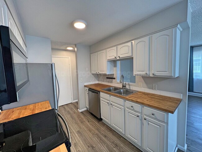 Building Photo - 8100 W Quincy Ave