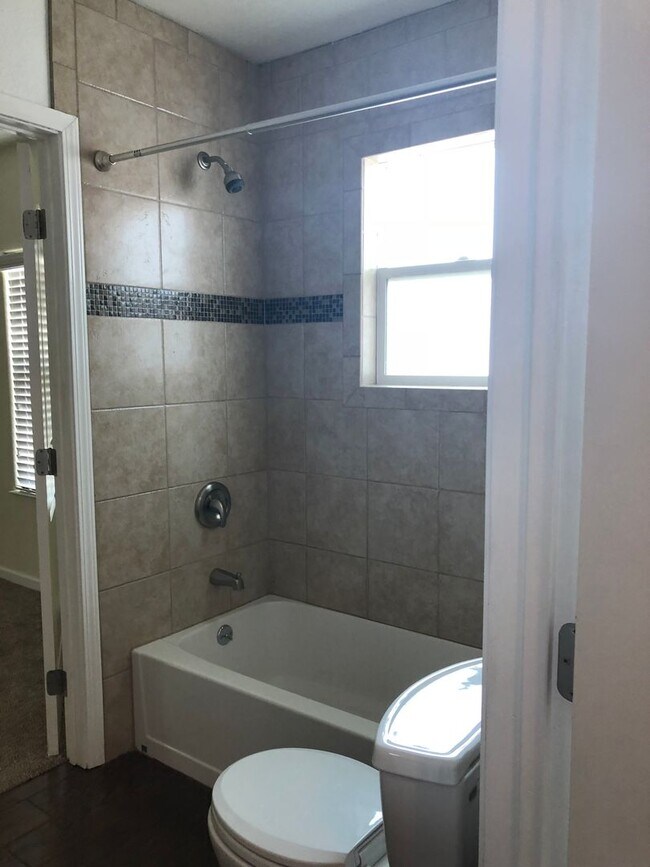 Building Photo - Charming 1 Bedroom Home With Yard