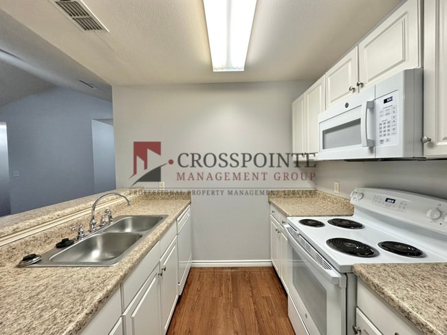 Building Photo - 3 Bedroom 2 Bath Duplex at Mansion Creek in Tyler! 1/2 OFF your first full month’s rent!