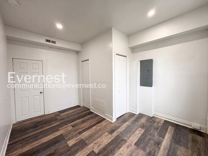 Building Photo - 2440 Callow Ave