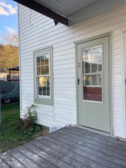 Building Photo - 108 Miller St