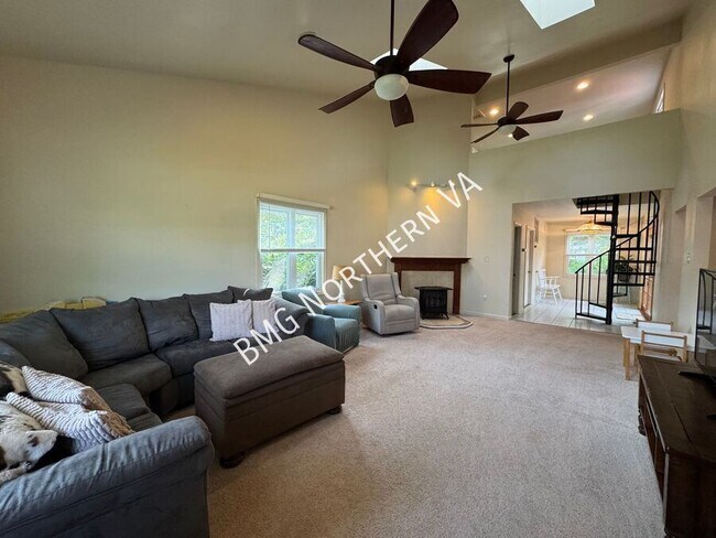 Building Photo - 8903 Tudor Ln