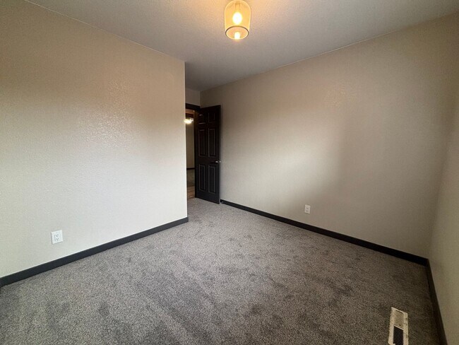 Building Photo - 4 Bed, 3 Bath Home Available Now!  MileSto...