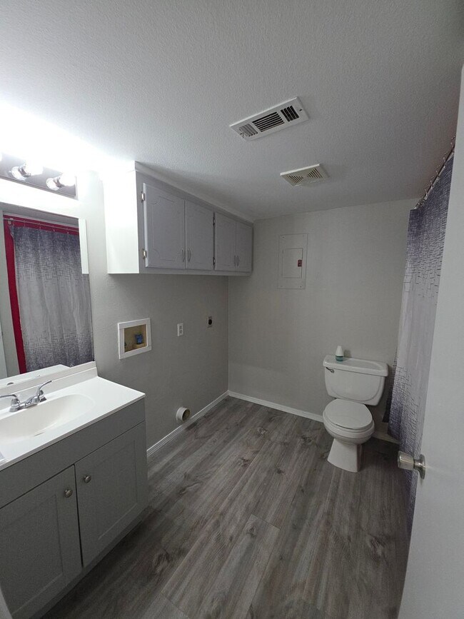 Building Photo - 600-604 East 7th