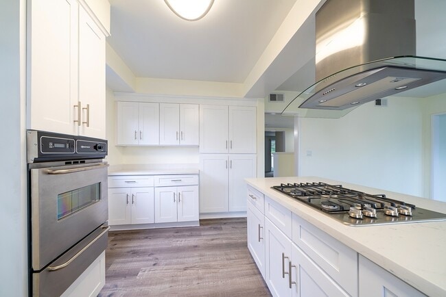 Building Photo - Valmonte 5 bedroom Beauty