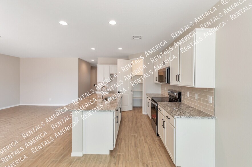 Building Photo - 36033 W San Clemente Ave