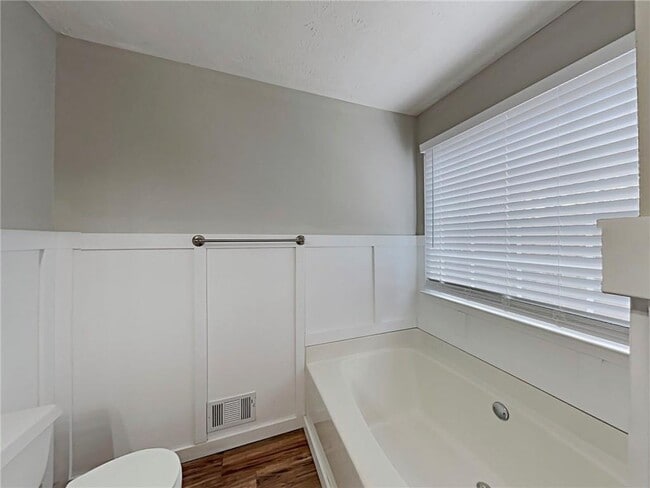 Building Photo - 383 Robin Hood Dr