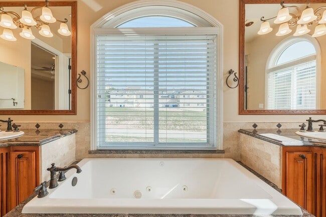 Building Photo - Luxury Detached Townhome in Redondo Beach