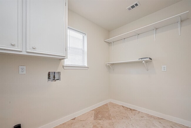 Building Photo - 13731 Greenway Dr