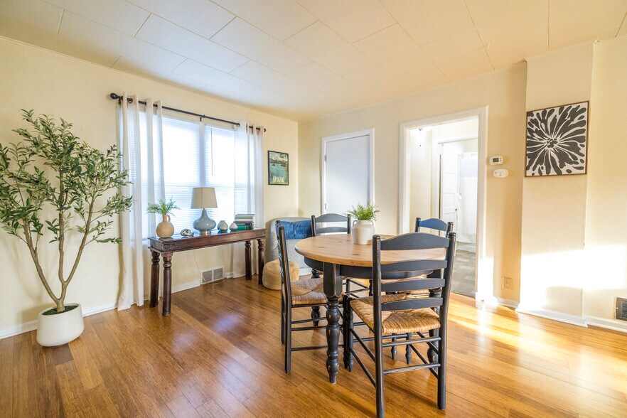 Dining Room - 1527 W Knox Ave