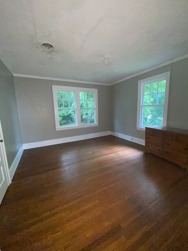 Building Photo - 4 bedroom 2.5 bath house with bonus room