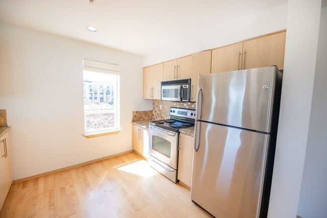 Building Photo - 424 N 85th St