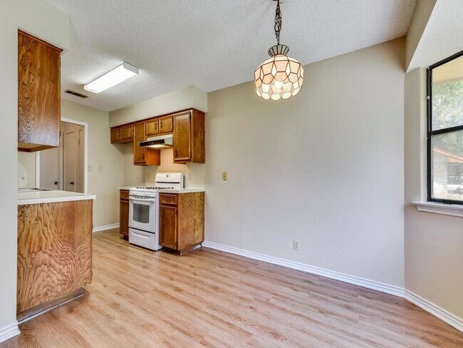 Building Photo - 506 Lakeway Dr