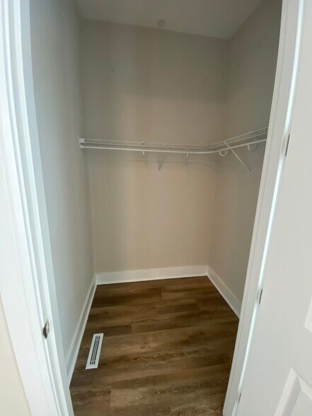Building Photo - 1221 Bower Pky