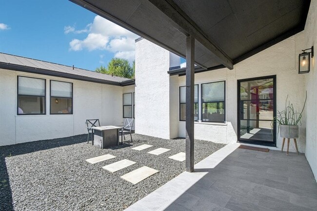 Building Photo - 730 Vanguard St