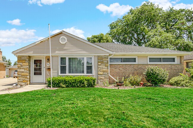 Primary Photo - 1047 W Villa Dr