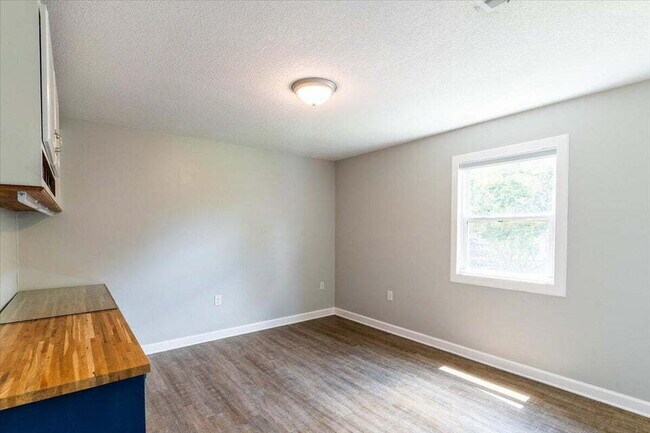 Building Photo - "Charming 3-Bed Oasis with Private Pool in Fort Walton Beach!"