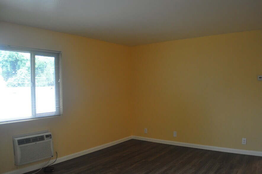 Building Photo - 404 Oak Street