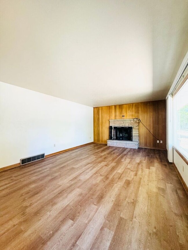 Building Photo - First Month Free - Spacious 4 bedroom 2 ba...