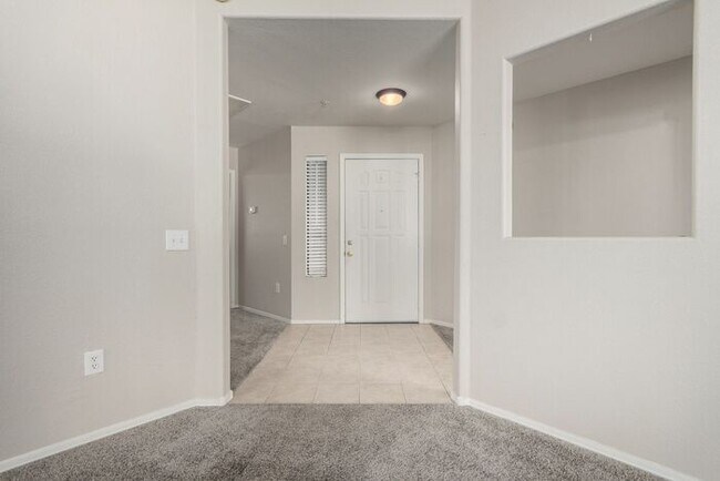 Building Photo - 2-bedroom 2 bath condo in Gated Community ...