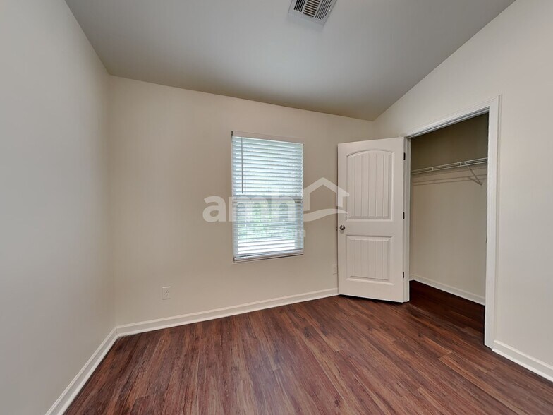 Building Photo - 351 Shady Glen